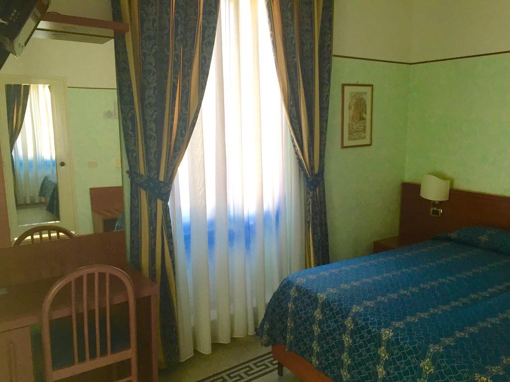 Hotel Miramare Ladispoli Habitación foto